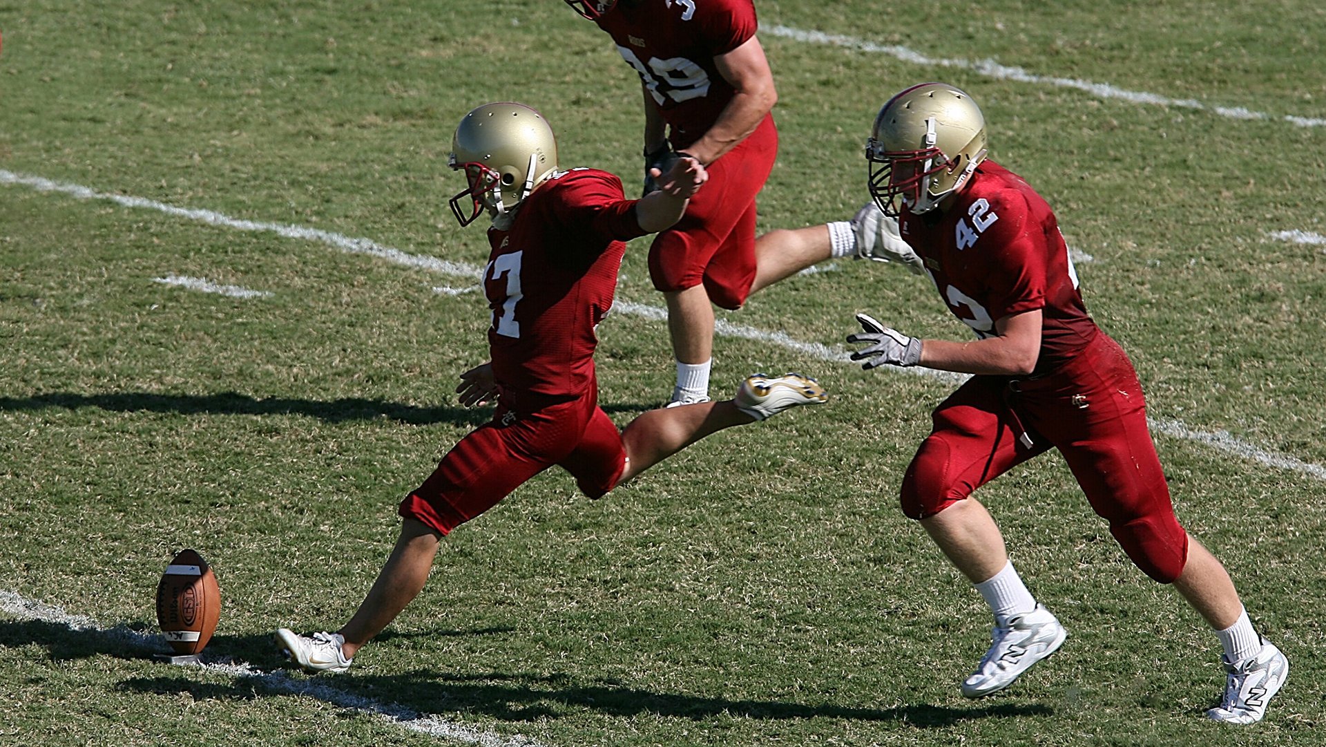“马丁·高尔西:美洲狮队的未来领袖,展现橄榄球全能技艺”